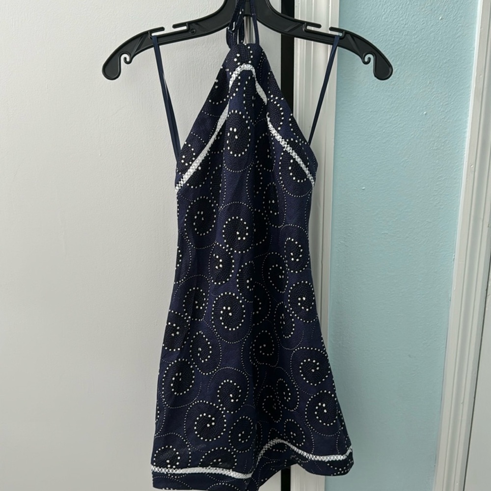 Never worn ! Is a bit short